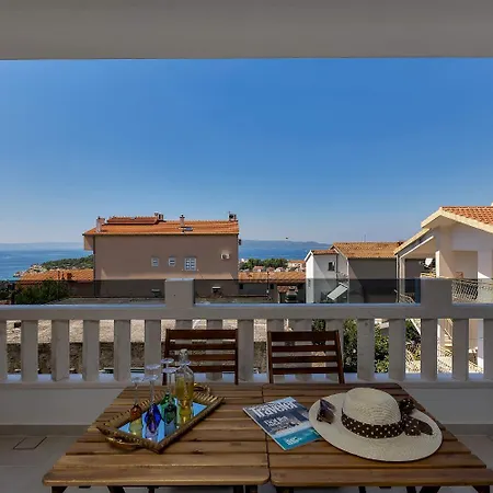 Prgo - With View And Parking Apartment