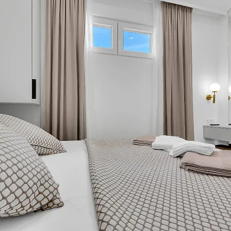 Prgo - With View And Parking Apartment