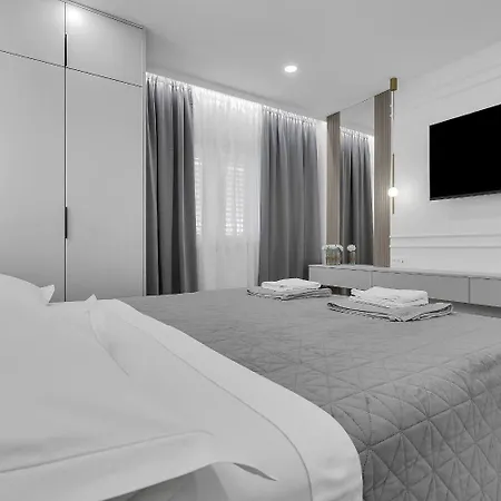 Prgo - With View And Parking Apartment