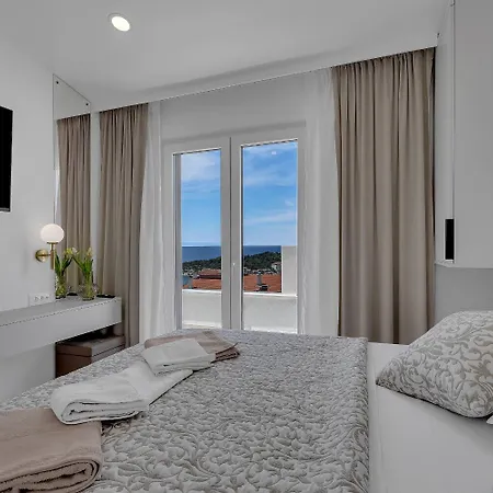 Prgo - With View And Parking Apartment