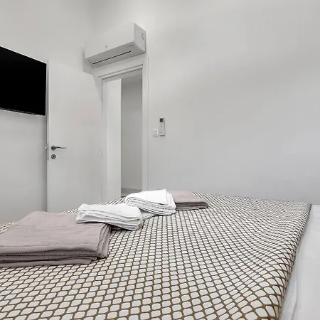 Apartment Prgo - With View And Parking *