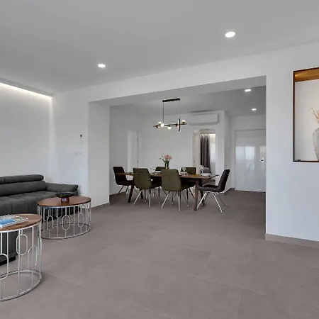 Apartment Prgo - With View And Parking *