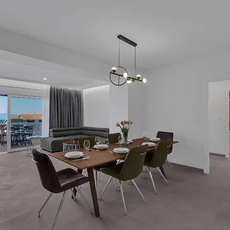 Prgo - With View And Parking Apartment *