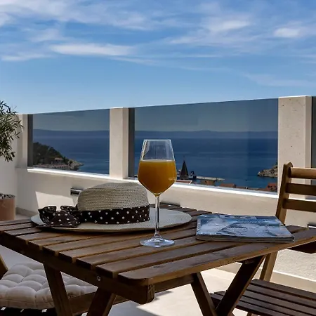 Prgo - With View And Parking Apartment